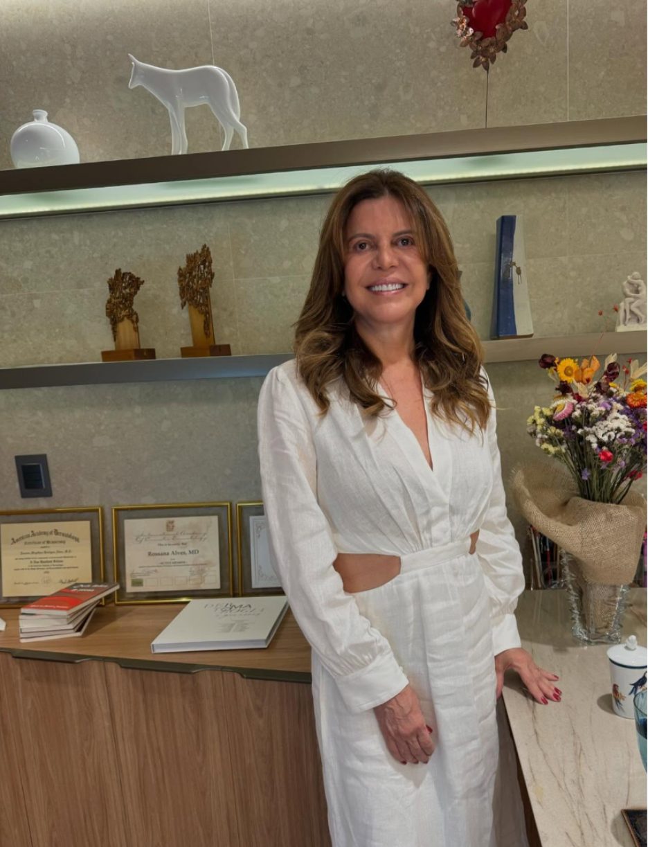 Dra. Rossana Magalhães em seu consultório na Clínica Pelle, em Goiânia